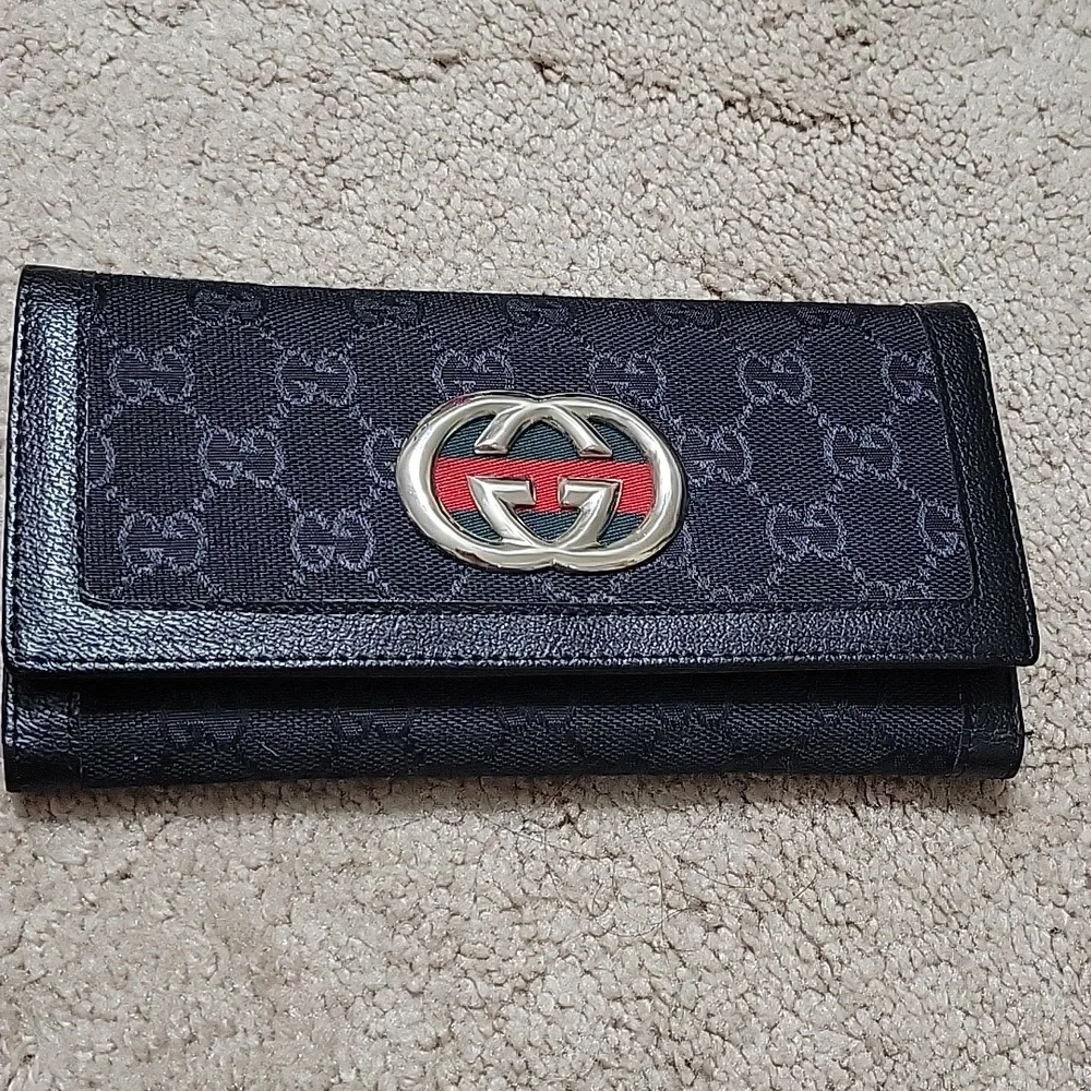 Gucci Black Wallet with Red Stripe and Silver Emblem - Picture 6 of 7